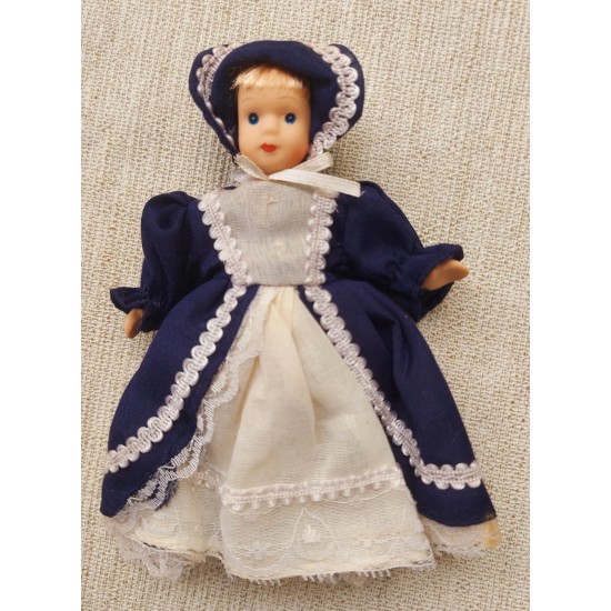 Boneca Knightsbridge Dolls, Porcelana, Rosto e Mãos Articuláveis em Biscuit Porcelana, Importada, Vestido Azul e Chapeu de Renda