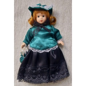 Boneca Knightsbridge Dolls, Porcelana, Rosto e Mãos Articuláveis em Biscuit Porcelana, Importada, Vestido Verde e Preto